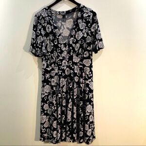 TORRID Sz 00 (Sz 10 equiv.)  A-Line Floral V-Neck Bat Wing Sleeves Cinched Dress